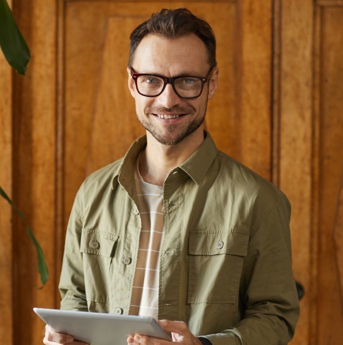 man using digital tablet RP7XQ9M e1615656877383